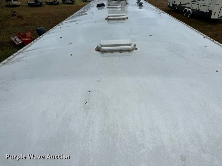 image for item NQ9491 2005 Platinum Silver  horse trailer