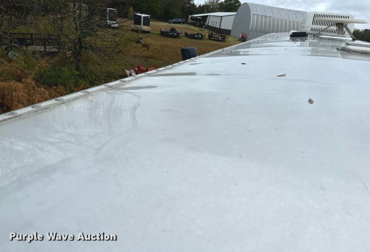 image for item NQ9491 2005 Platinum Silver  horse trailer