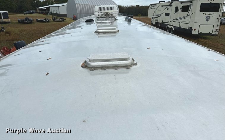 image for item NQ9491 2005 Platinum Silver  horse trailer