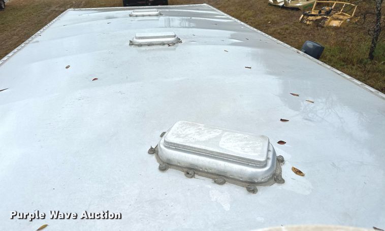 image for item NQ9491 2005 Platinum Silver  horse trailer