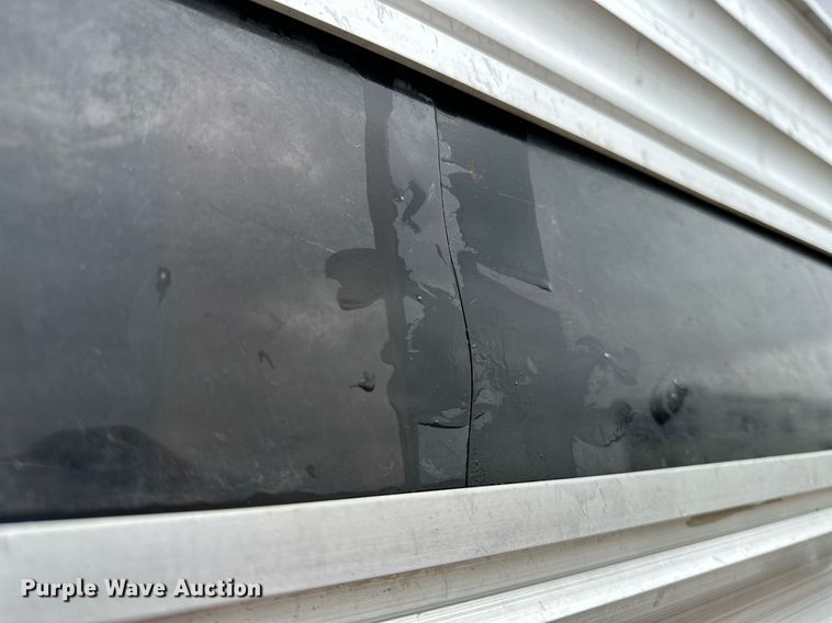 image for item NQ9491 2005 Platinum Silver  horse trailer