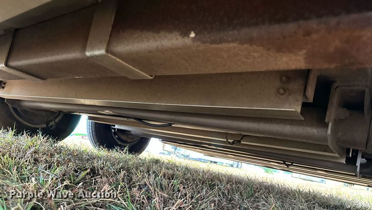 image for item NQ9491 2005 Platinum Silver  horse trailer