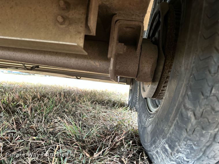 image for item NQ9491 2005 Platinum Silver  horse trailer