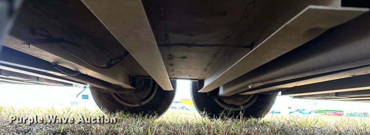 image for item NQ9491 2005 Platinum Silver  horse trailer