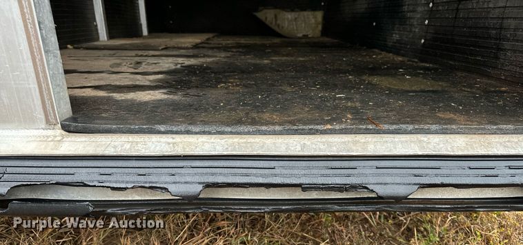 image for item NQ9491 2005 Platinum Silver  horse trailer