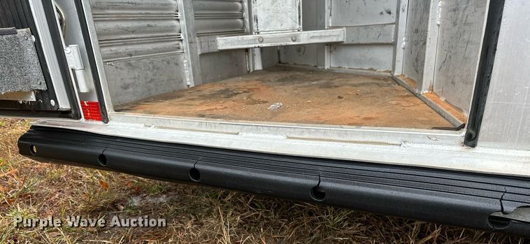 image for item NQ9491 2005 Platinum Silver  horse trailer