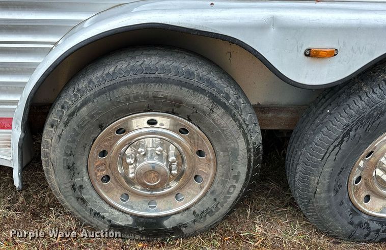 image for item NQ9491 2005 Platinum Silver  horse trailer