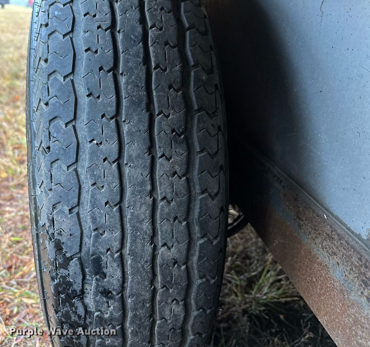 image for item NQ9491 2005 Platinum Silver  horse trailer