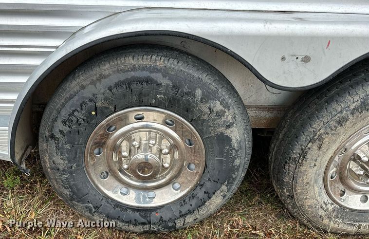 image for item NQ9491 2005 Platinum Silver  horse trailer