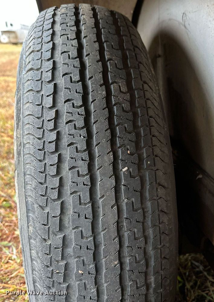 image for item NQ9491 2005 Platinum Silver  horse trailer