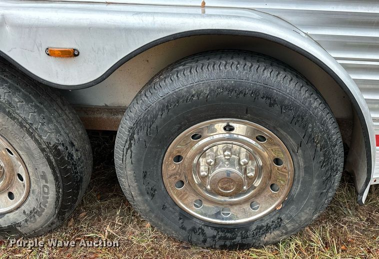 image for item NQ9491 2005 Platinum Silver  horse trailer