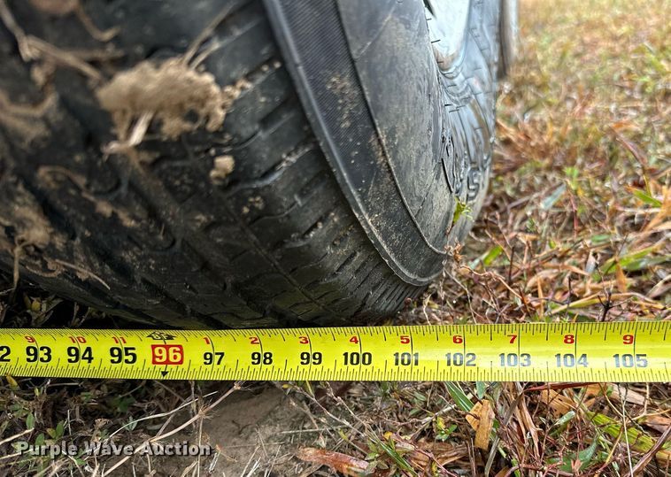 image for item NQ9491 2005 Platinum Silver  horse trailer