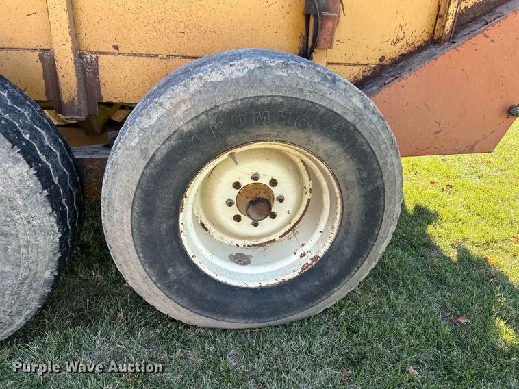 image for item NR9349 Knight  1050 manure spreader