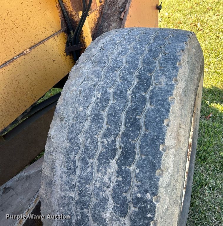 image for item NR9349 Knight  1050 manure spreader