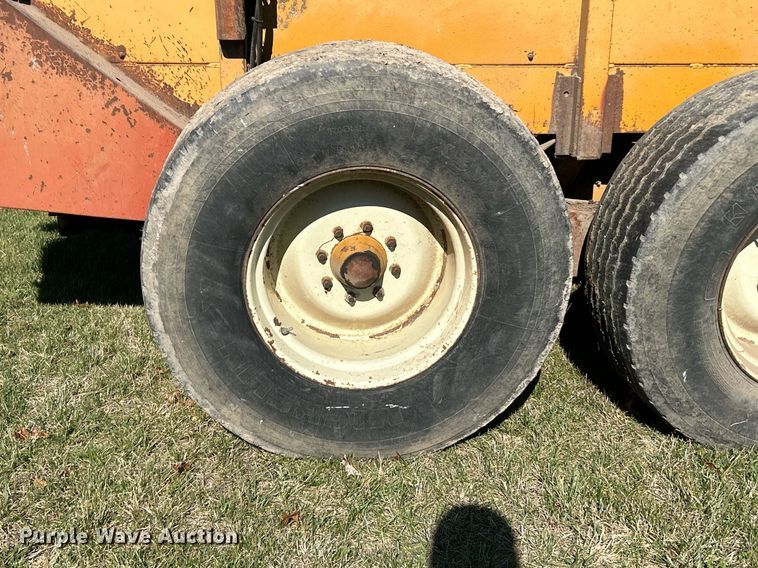 image for item NR9349 Knight  1050 manure spreader