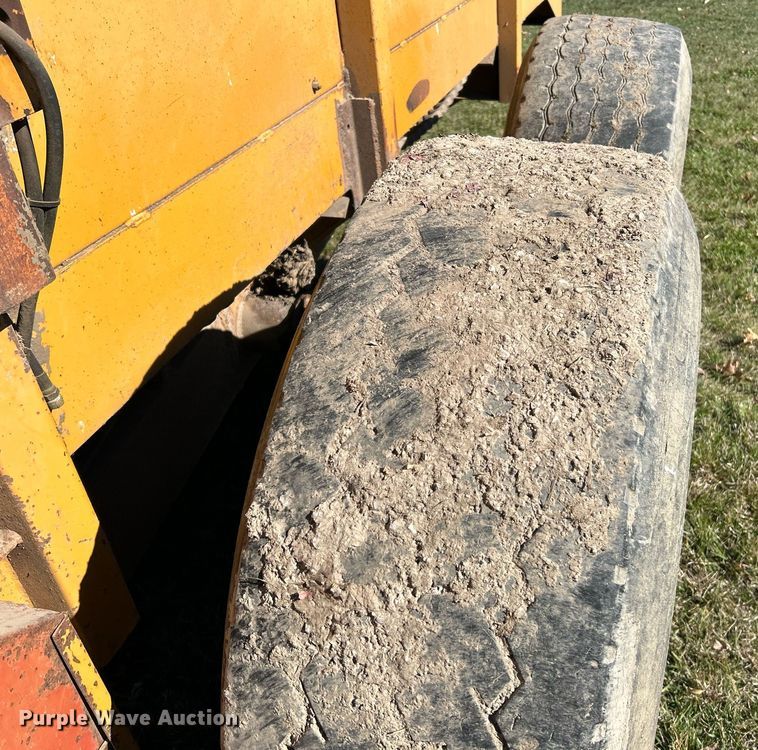 image for item NR9349 Knight  1050 manure spreader