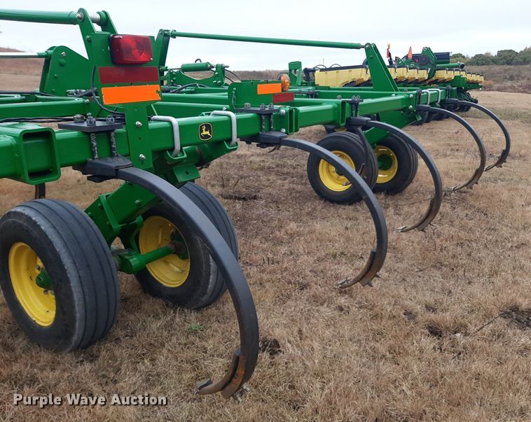 image for item OF9571 John Deere 2410  chisel