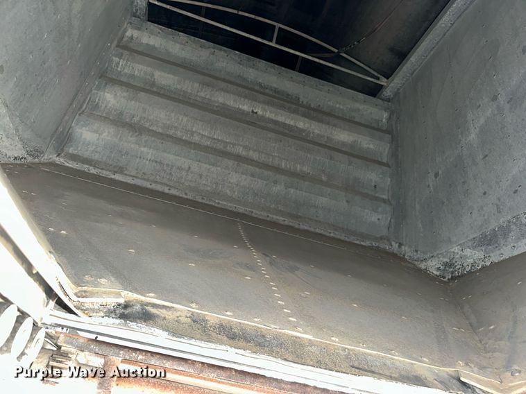 image for item OK9145 2012 Wilson DWH-550 Pace Setter  grain trailer