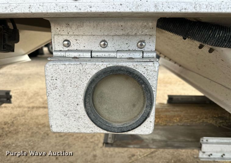 image for item OK9145 2012 Wilson DWH-550 Pace Setter  grain trailer