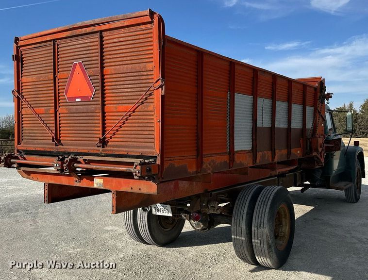 image for item OK9193 1970 International Harvester Loadstar 1600  feed delivery truck