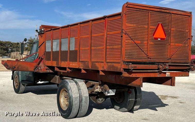 image for item OK9193 1970 International Harvester Loadstar 1600  feed delivery truck