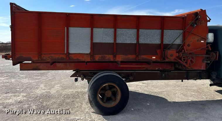 image for item OK9193 1970 International Harvester Loadstar 1600  feed delivery truck