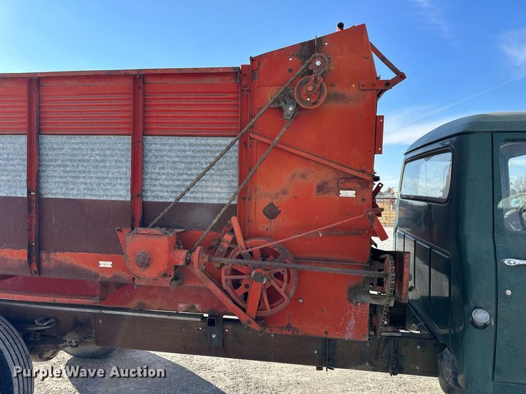 image for item OK9193 1970 International Harvester Loadstar 1600  feed delivery truck