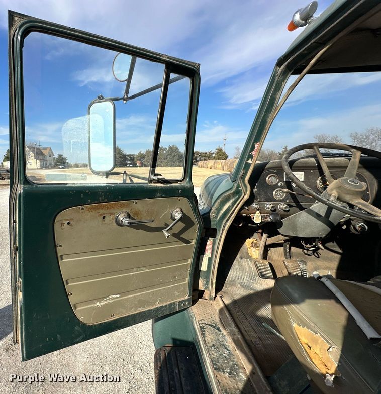 image for item OK9193 1970 International Harvester Loadstar 1600  feed delivery truck