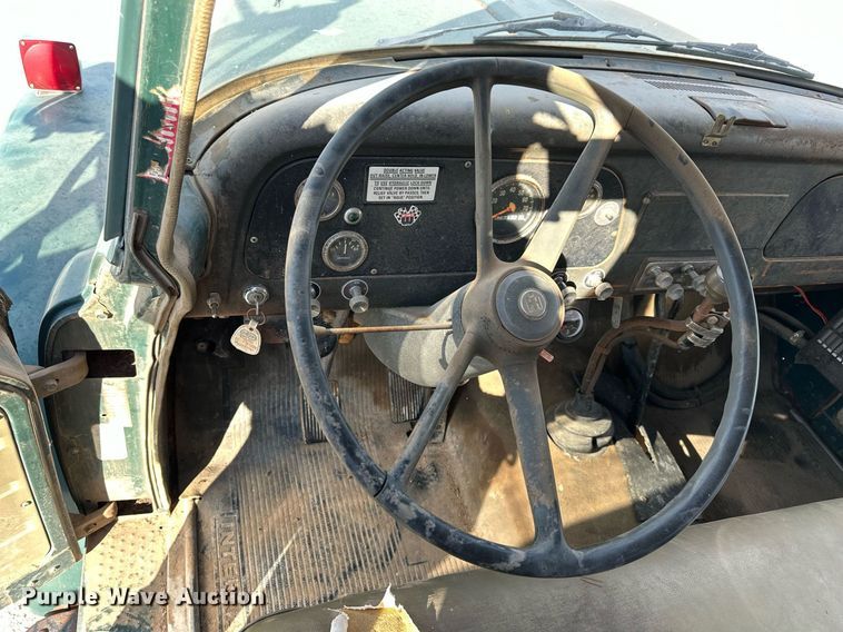 image for item OK9193 1970 International Harvester Loadstar 1600  feed delivery truck