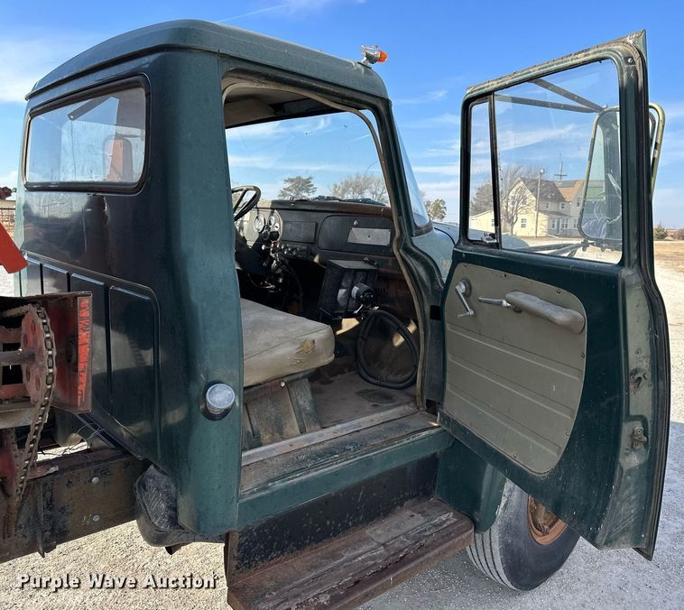 image for item OK9193 1970 International Harvester Loadstar 1600  feed delivery truck