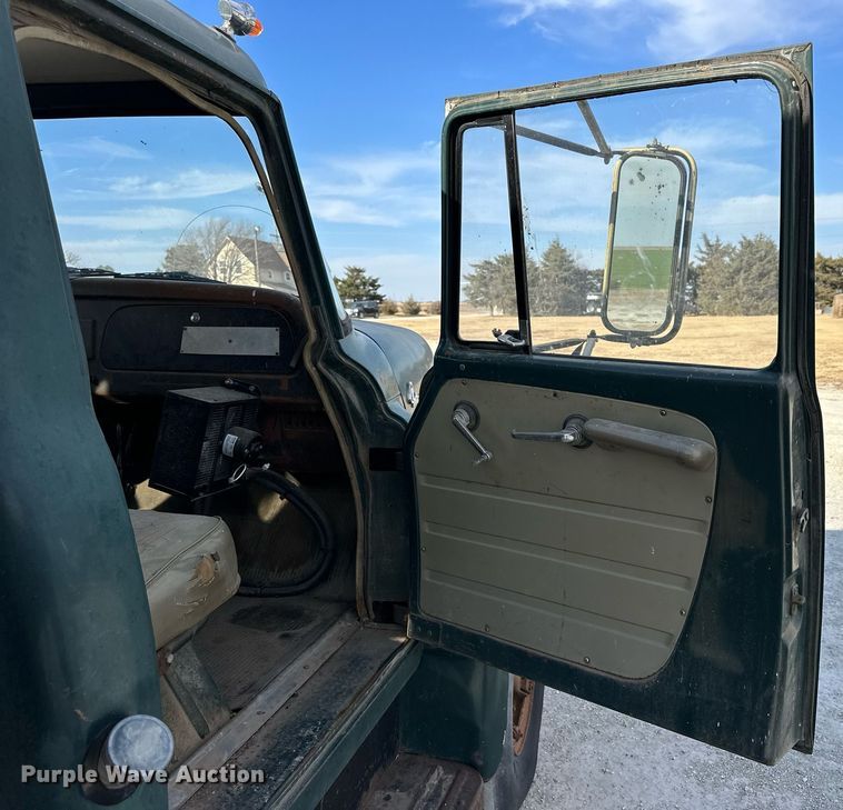 image for item OK9193 1970 International Harvester Loadstar 1600  feed delivery truck