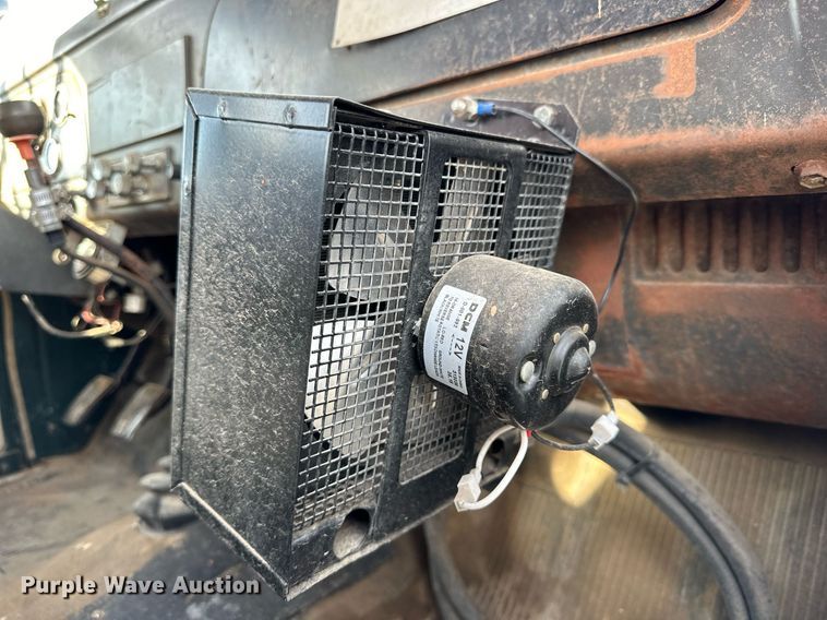 image for item OK9193 1970 International Harvester Loadstar 1600  feed delivery truck