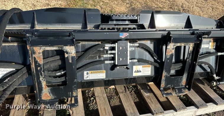 image for item OK9204 Kubota CB2580  skid steer four-in-one bucket