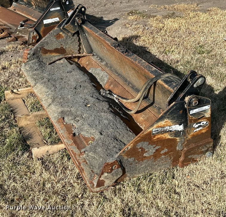 image for item OK9221 Kubota  skid steer four-in-one bucket