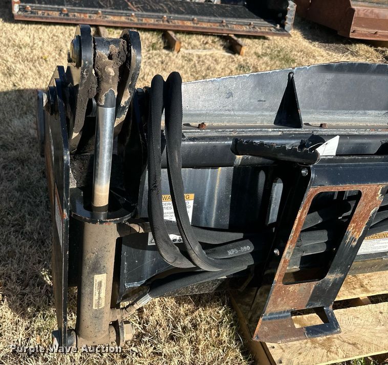 image for item OK9223 Kubota CB2580  skid steer four-in-one bucket