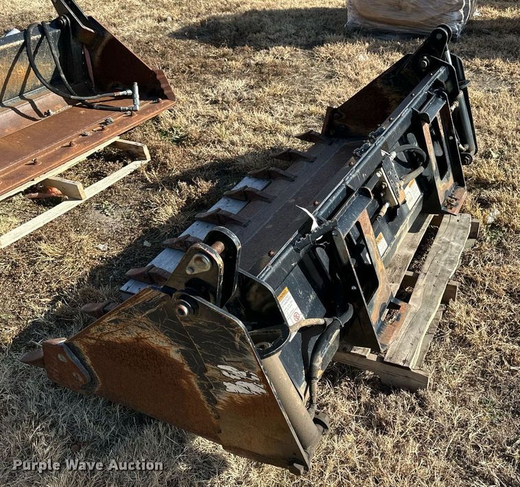 image for item OK9225 Kubota CB2580  skid steer four-in-one bucket