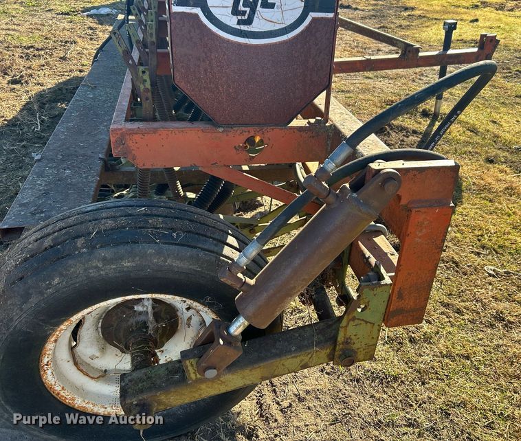 image for item OM9190 Tye 304-4520  grain drill