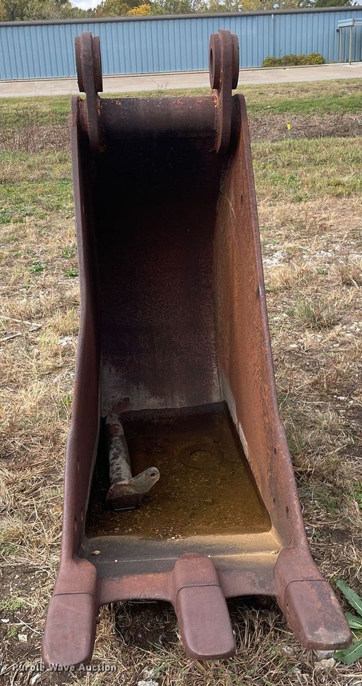 image for item JE9397 (2) excavator buckets