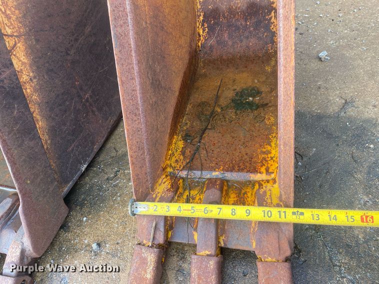 image for item JE9403 (5) backhoe buckets