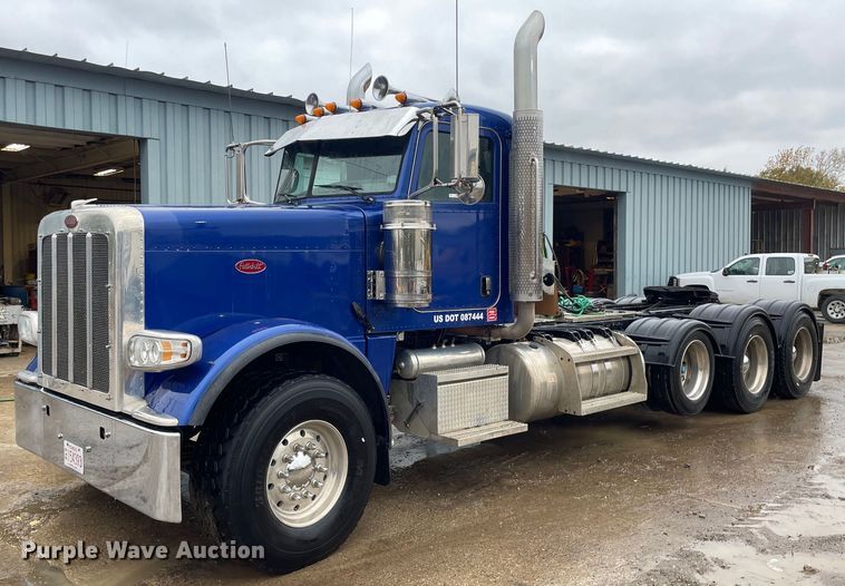 image for item JE9413 2013 Peterbilt 388  semi truck
