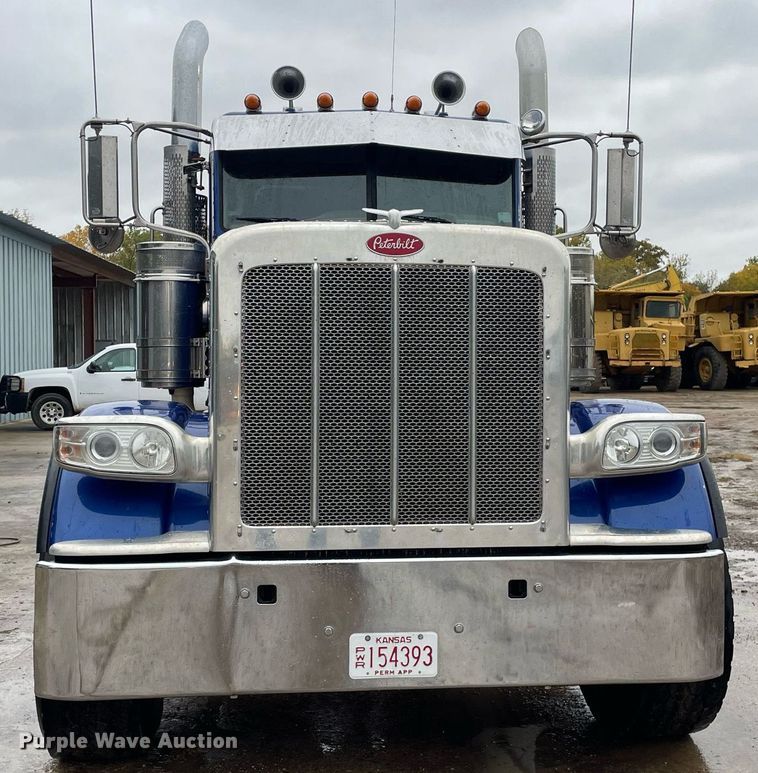 image for item JE9413 2013 Peterbilt 388  semi truck