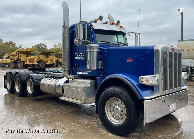 image for item JE9413 2013 Peterbilt 388  semi truck