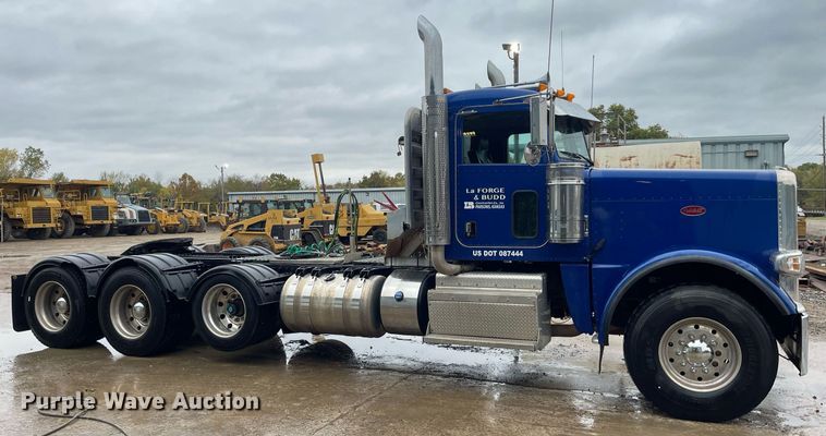 image for item JE9413 2013 Peterbilt 388  semi truck