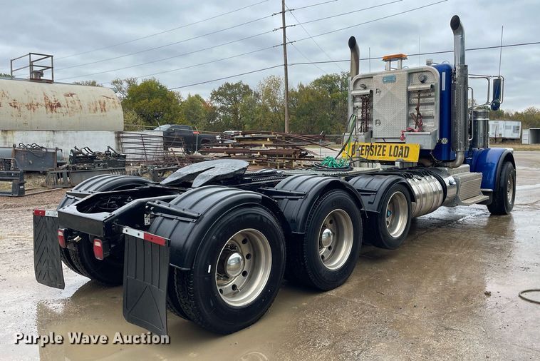 image for item JE9413 2013 Peterbilt 388  semi truck