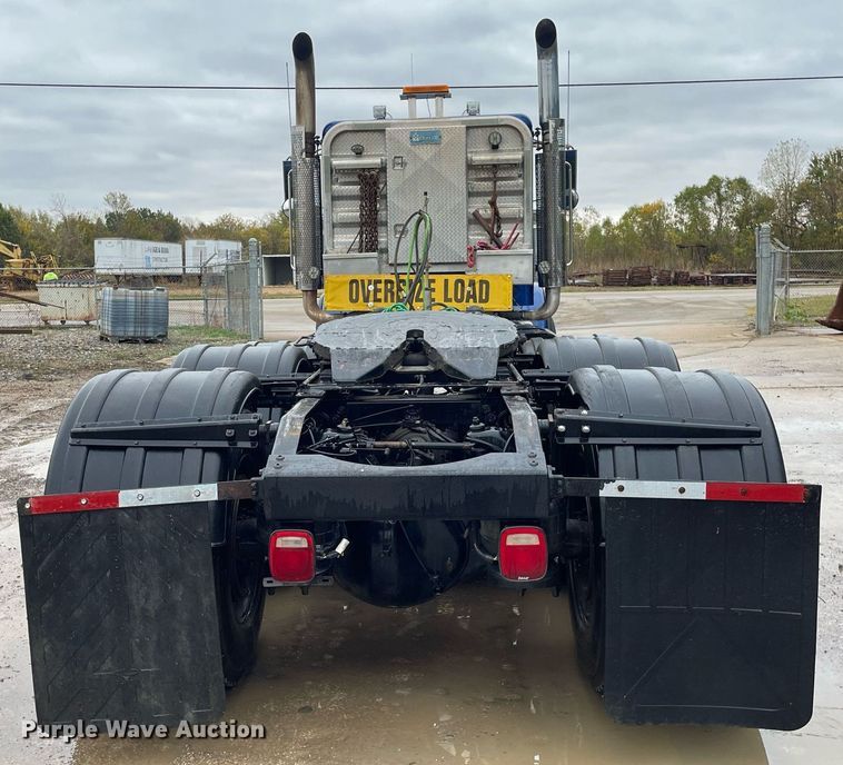 image for item JE9413 2013 Peterbilt 388  semi truck