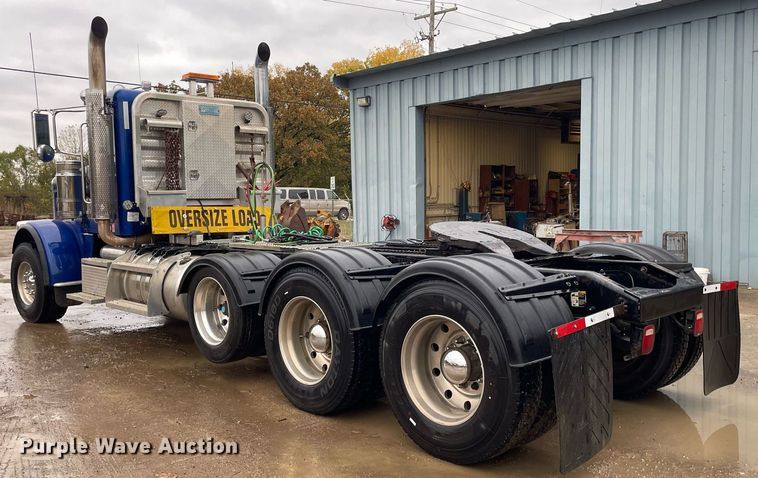 image for item JE9413 2013 Peterbilt 388  semi truck