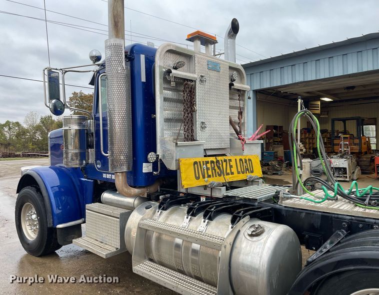 image for item JE9413 2013 Peterbilt 388  semi truck