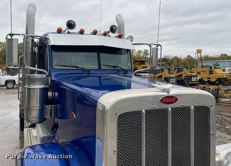 image for item JE9413 2013 Peterbilt 388  semi truck