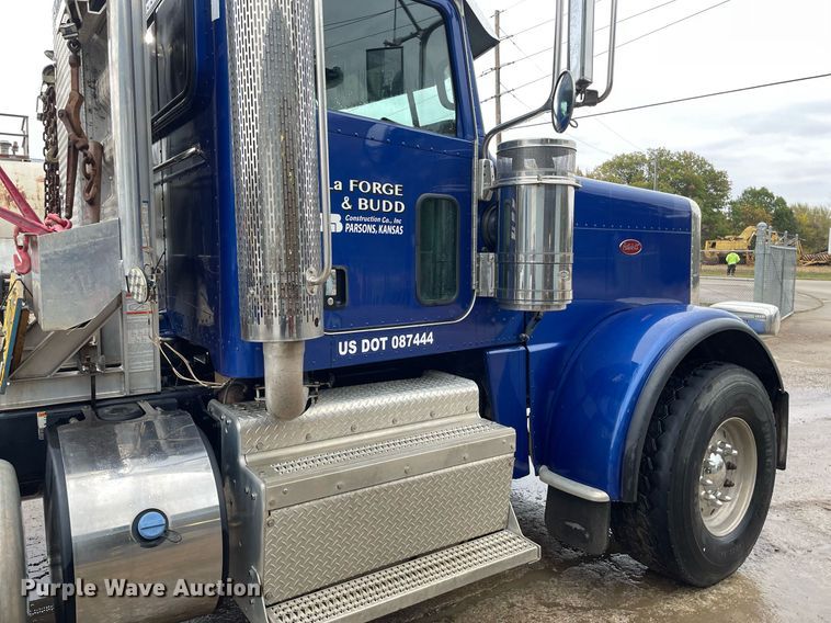 image for item JE9413 2013 Peterbilt 388  semi truck
