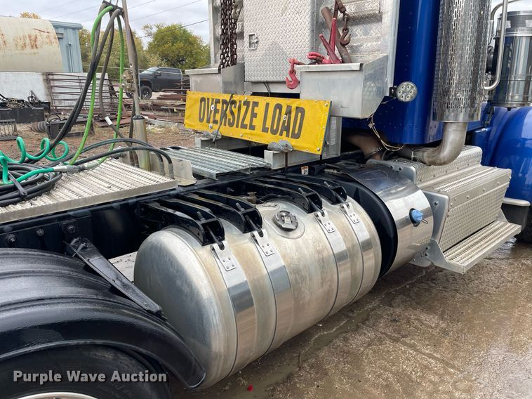 image for item JE9413 2013 Peterbilt 388  semi truck